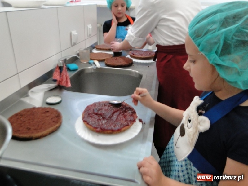 Zdjęcie w galerii na portalu naszraciborz.pl: Uczniowie SP 4 stali się cukiernikami wiadomości z regionu