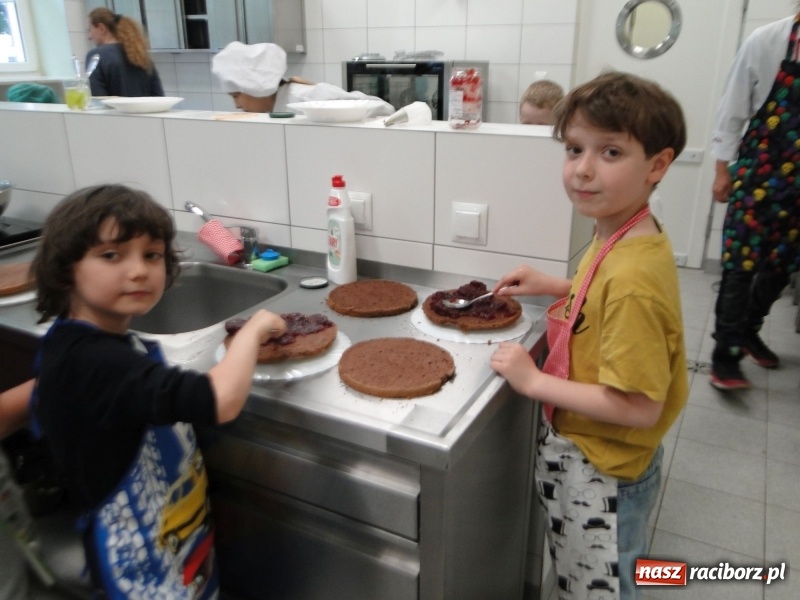 Zdjęcie w galerii na portalu naszraciborz.pl: Uczniowie SP 4 stali się cukiernikami wiadomości z regionu