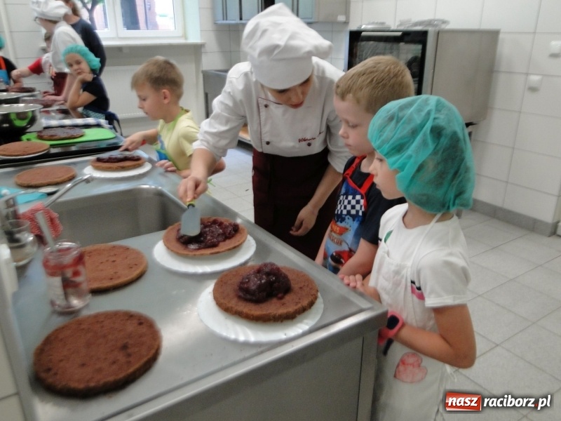 Zdjęcie w galerii na portalu naszraciborz.pl: Uczniowie SP 4 stali się cukiernikami wiadomości z regionu