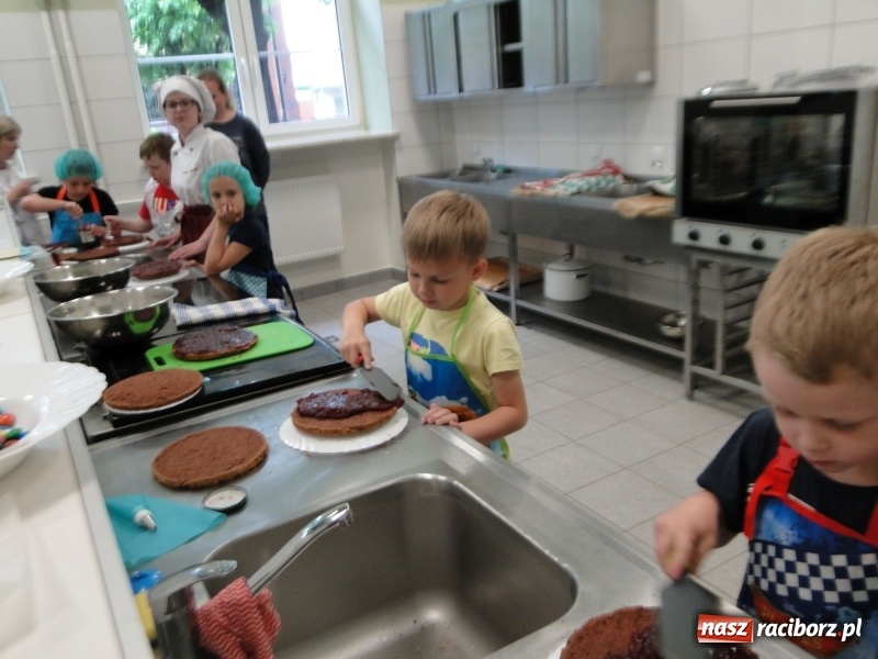 Zdjęcie w galerii na portalu naszraciborz.pl: Uczniowie SP 4 stali się cukiernikami wiadomości z regionu