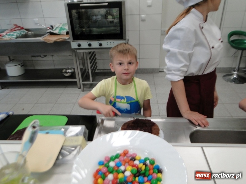 Zdjęcie w galerii na portalu naszraciborz.pl: Uczniowie SP 4 stali się cukiernikami wiadomości z regionu