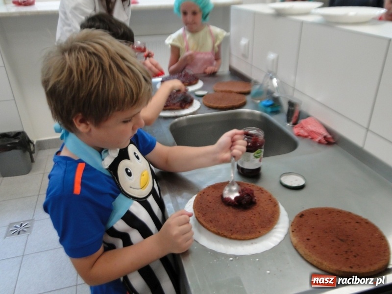 Zdjęcie w galerii na portalu naszraciborz.pl: Uczniowie SP 4 stali się cukiernikami wiadomości z regionu