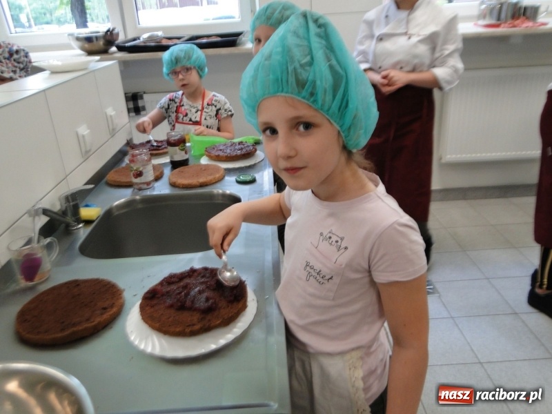 Zdjęcie w galerii na portalu naszraciborz.pl: Uczniowie SP 4 stali się cukiernikami wiadomości z regionu