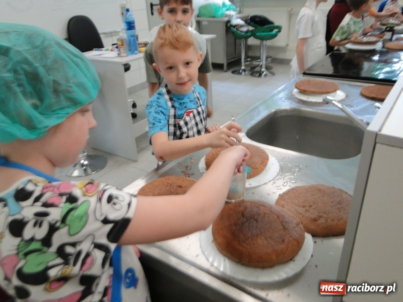 Zdjęcie w galerii na portalu naszraciborz.pl: Uczniowie SP 4 stali się cukiernikami wiadomości z regionu