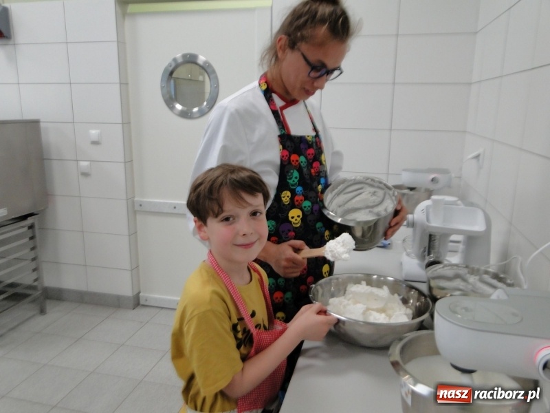 Zdjęcie w galerii na portalu naszraciborz.pl: Uczniowie SP 4 stali się cukiernikami wiadomości z regionu