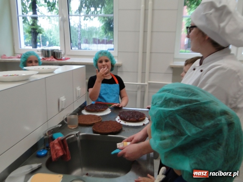 Zdjęcie w galerii na portalu naszraciborz.pl: Uczniowie SP 4 stali się cukiernikami wiadomości z regionu