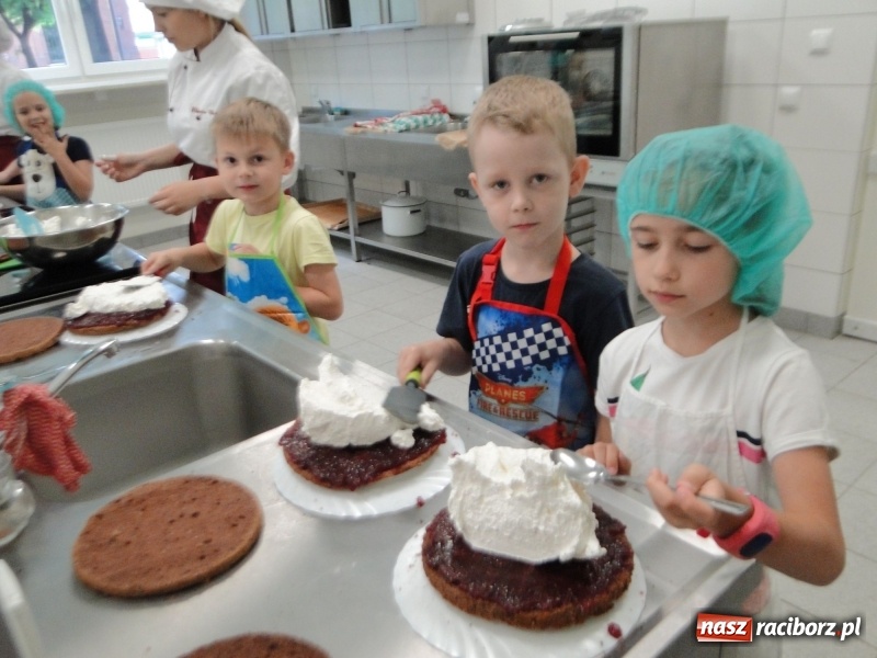 Zdjęcie w galerii na portalu naszraciborz.pl: Uczniowie SP 4 stali się cukiernikami wiadomości z regionu