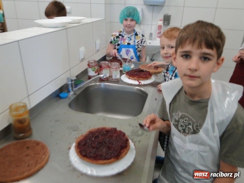 Zdjęcie w galerii na portalu naszraciborz.pl: Uczniowie SP 4 stali się cukiernikami wiadomości z regionu