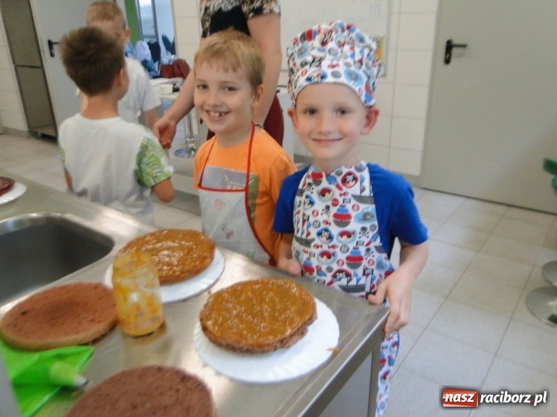 Zdjęcie w galerii na portalu naszraciborz.pl: Uczniowie SP 4 stali się cukiernikami wiadomości z regionu