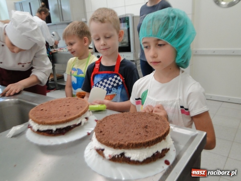 Zdjęcie w galerii na portalu naszraciborz.pl: Uczniowie SP 4 stali się cukiernikami wiadomości z regionu