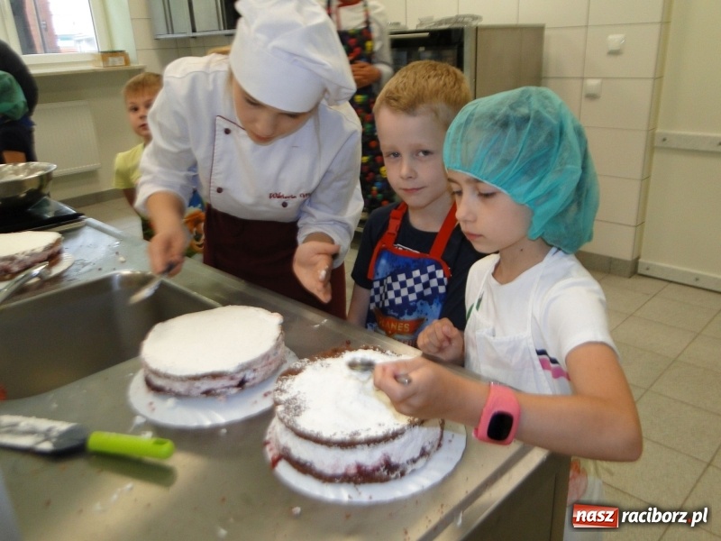 Zdjęcie w galerii na portalu naszraciborz.pl: Uczniowie SP 4 stali się cukiernikami wiadomości z regionu