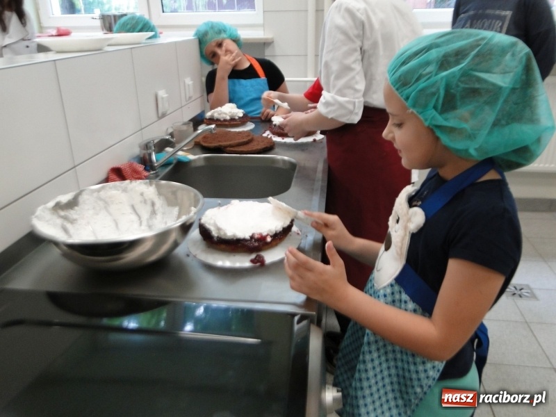 Zdjęcie w galerii na portalu naszraciborz.pl: Uczniowie SP 4 stali się cukiernikami wiadomości z regionu