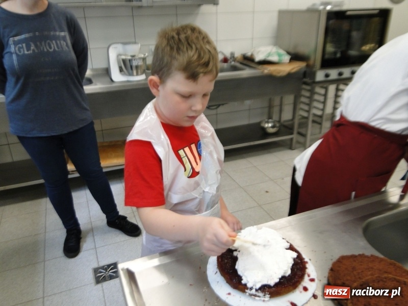 Zdjęcie w galerii na portalu naszraciborz.pl: Uczniowie SP 4 stali się cukiernikami wiadomości z regionu