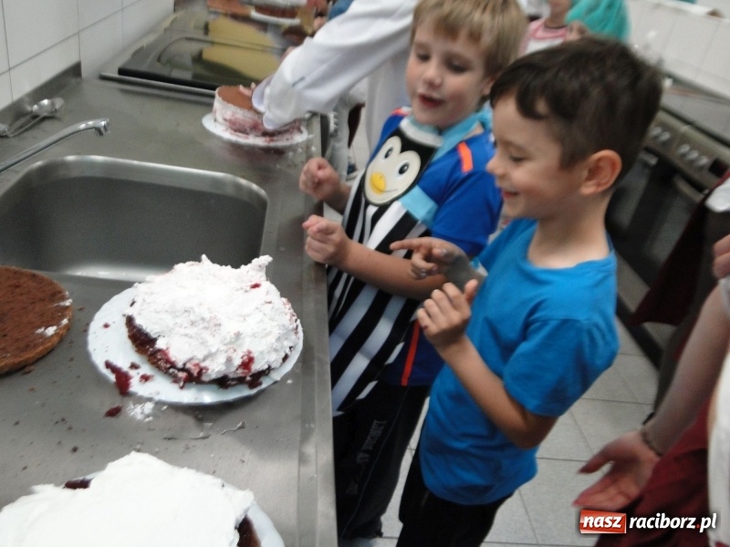 Zdjęcie w galerii na portalu naszraciborz.pl: Uczniowie SP 4 stali się cukiernikami wiadomości z regionu