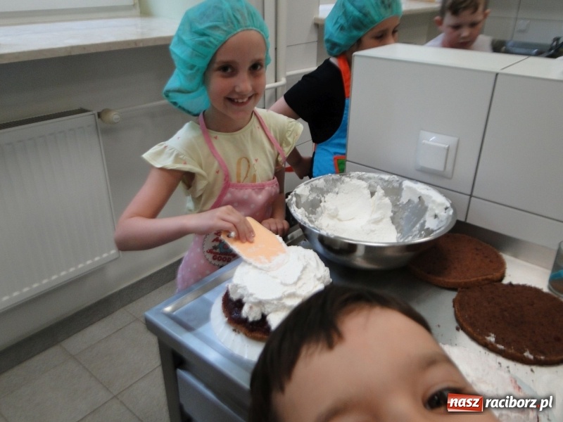 Zdjęcie w galerii na portalu naszraciborz.pl: Uczniowie SP 4 stali się cukiernikami wiadomości z regionu