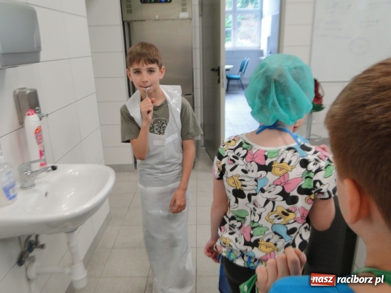 Zdjęcie w galerii na portalu naszraciborz.pl: Uczniowie SP 4 stali się cukiernikami wiadomości z regionu