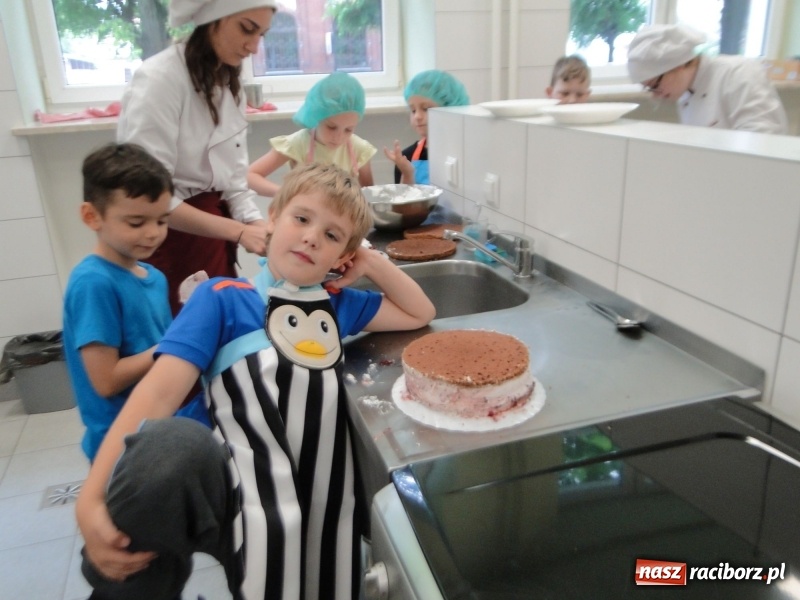 Zdjęcie w galerii na portalu naszraciborz.pl: Uczniowie SP 4 stali się cukiernikami wiadomości z regionu