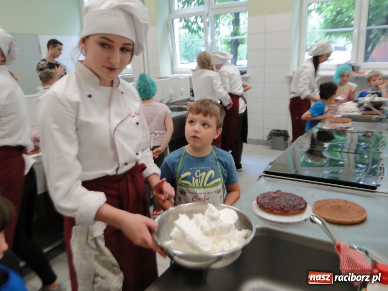 Zdjęcie w galerii na portalu naszraciborz.pl: Uczniowie SP 4 stali się cukiernikami wiadomości z regionu