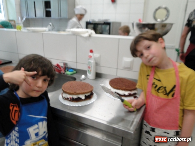 Zdjęcie w galerii na portalu naszraciborz.pl: Uczniowie SP 4 stali się cukiernikami wiadomości z regionu