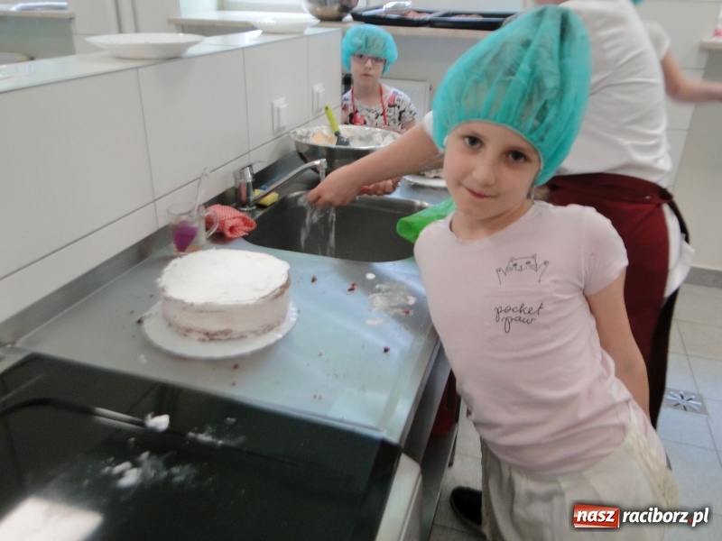 Zdjęcie w galerii na portalu naszraciborz.pl: Uczniowie SP 4 stali się cukiernikami wiadomości z regionu