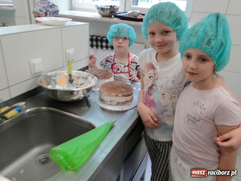 Zdjęcie w galerii na portalu naszraciborz.pl: Uczniowie SP 4 stali się cukiernikami wiadomości z regionu