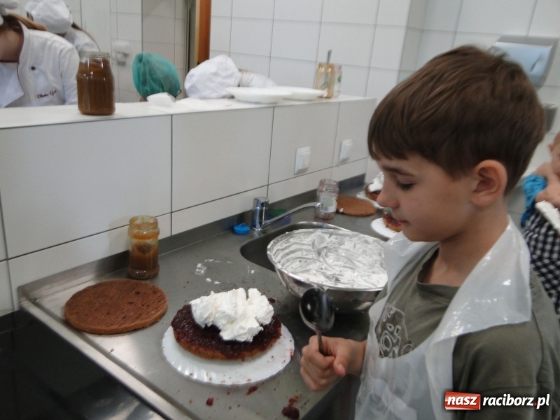 Zdjęcie w galerii na portalu naszraciborz.pl: Uczniowie SP 4 stali się cukiernikami wiadomości z regionu