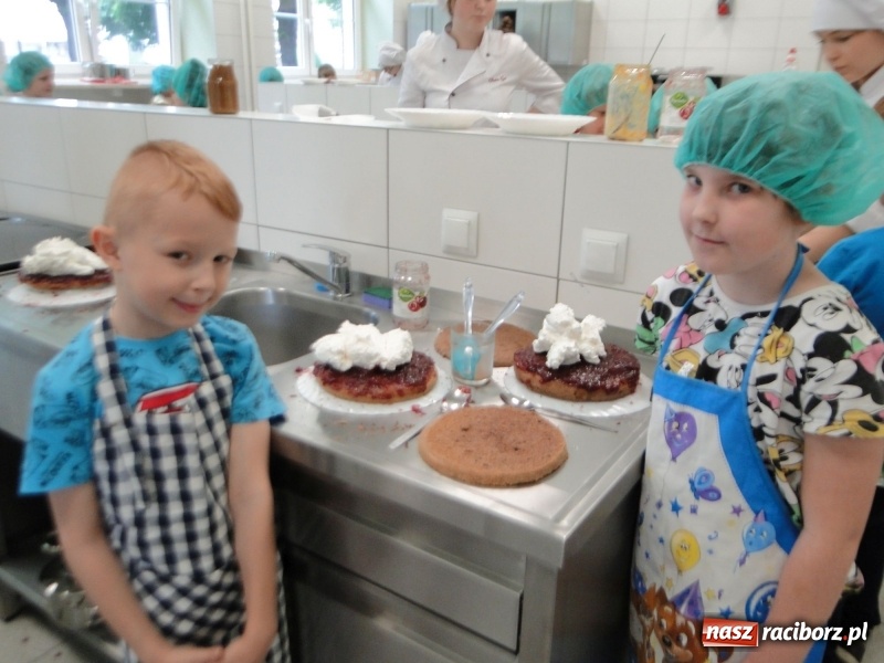 Zdjęcie w galerii na portalu naszraciborz.pl: Uczniowie SP 4 stali się cukiernikami wiadomości z regionu