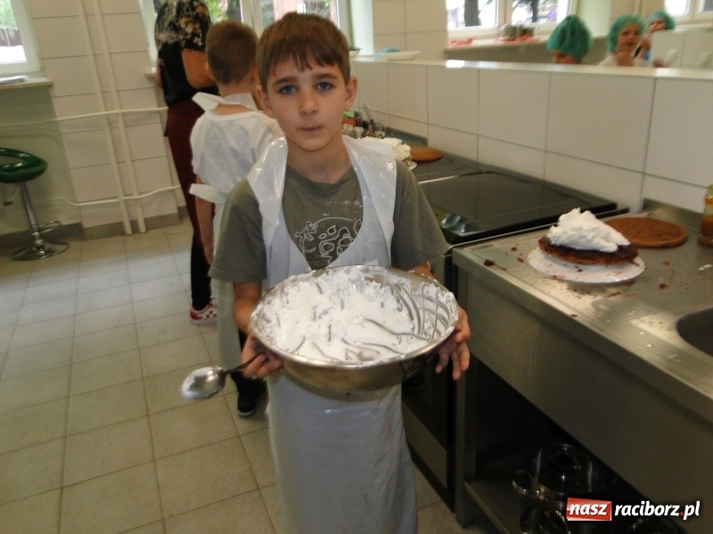 Zdjęcie w galerii na portalu naszraciborz.pl: Uczniowie SP 4 stali się cukiernikami wiadomości z regionu