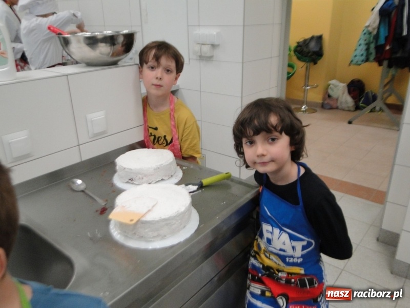 Zdjęcie w galerii na portalu naszraciborz.pl: Uczniowie SP 4 stali się cukiernikami wiadomości z regionu