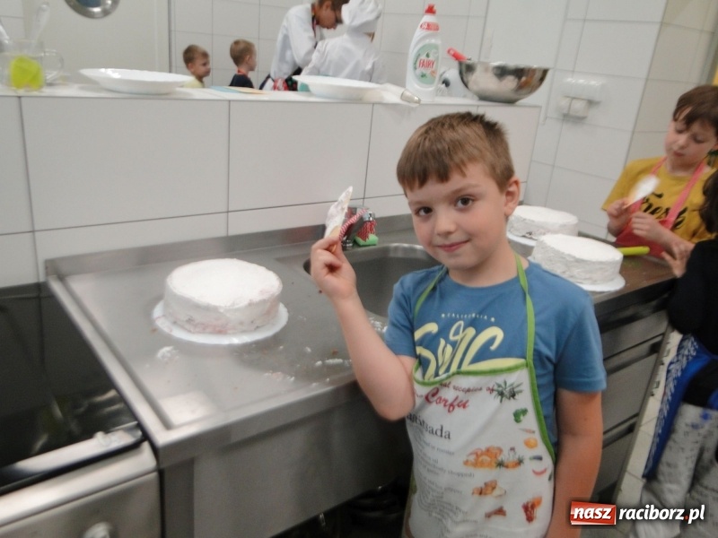 Zdjęcie w galerii na portalu naszraciborz.pl: Uczniowie SP 4 stali się cukiernikami wiadomości z regionu