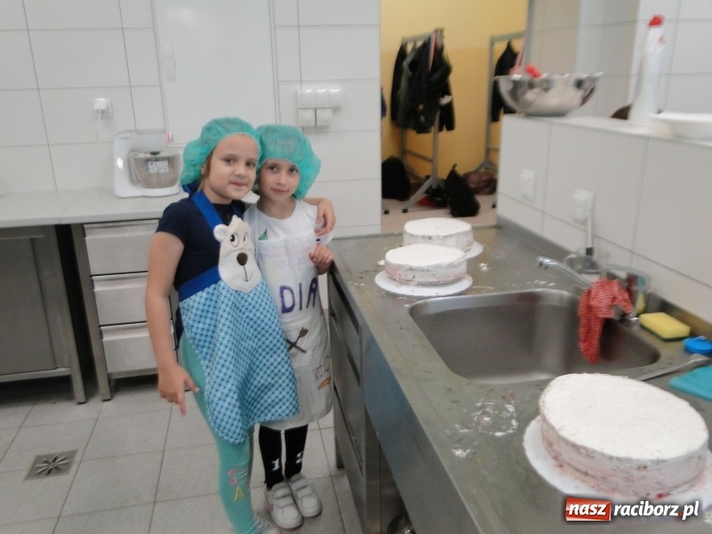 Zdjęcie w galerii na portalu naszraciborz.pl: Uczniowie SP 4 stali się cukiernikami wiadomości z regionu