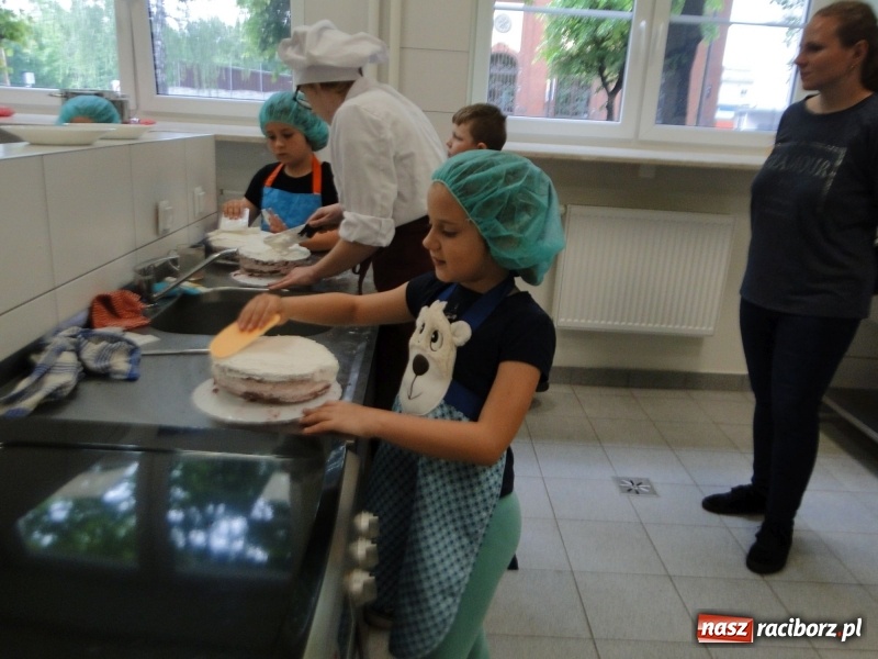 Zdjęcie w galerii na portalu naszraciborz.pl: Uczniowie SP 4 stali się cukiernikami wiadomości z regionu