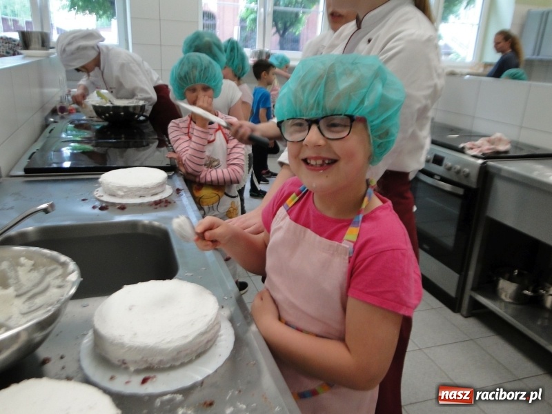 Zdjęcie w galerii na portalu naszraciborz.pl: Uczniowie SP 4 stali się cukiernikami wiadomości z regionu