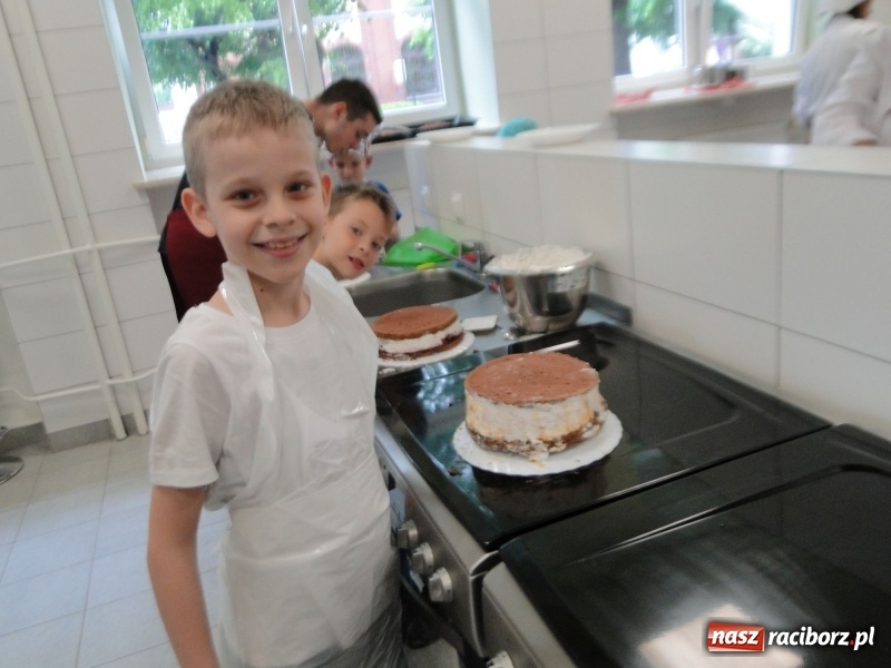 Zdjęcie w galerii na portalu naszraciborz.pl: Uczniowie SP 4 stali się cukiernikami wiadomości z regionu