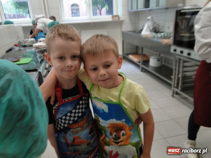 Zdjęcie w galerii na portalu naszraciborz.pl: Uczniowie SP 4 stali się cukiernikami wiadomości z regionu