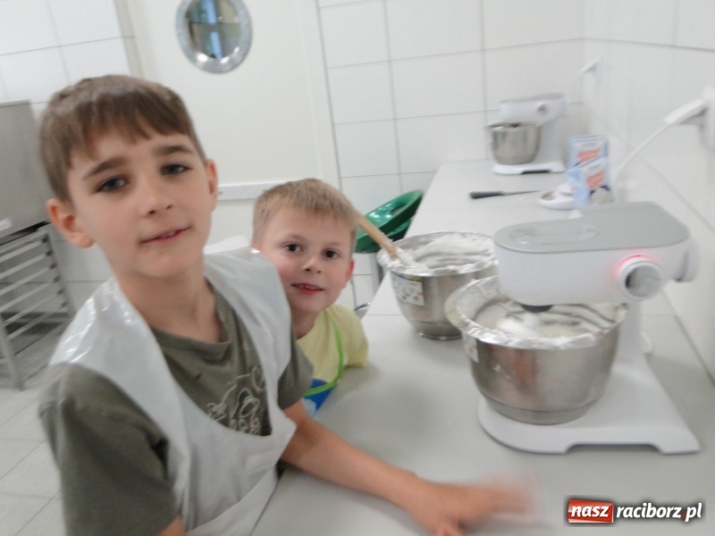 Zdjęcie w galerii na portalu naszraciborz.pl: Uczniowie SP 4 stali się cukiernikami wiadomości z regionu