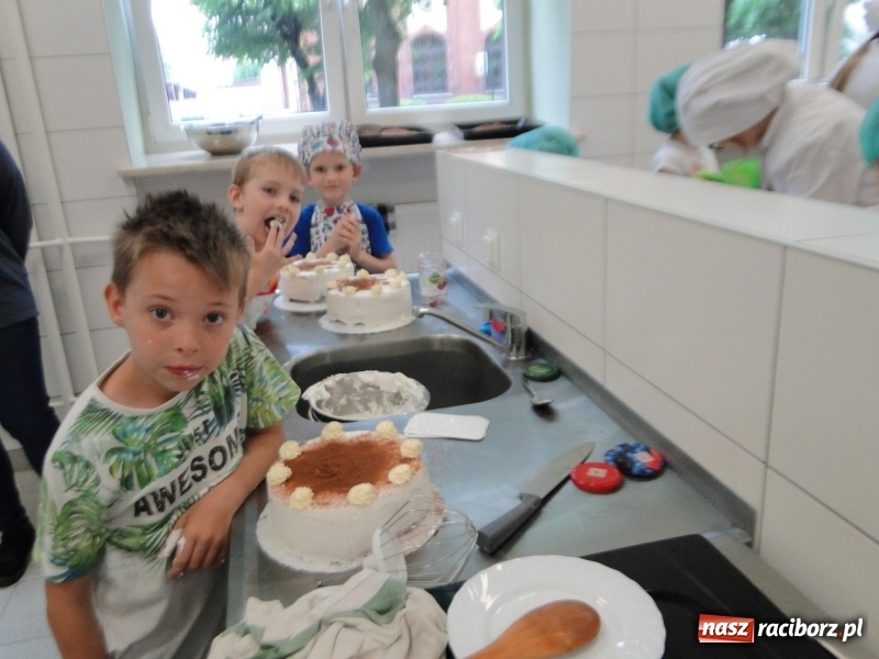 Zdjęcie w galerii na portalu naszraciborz.pl: Uczniowie SP 4 stali się cukiernikami wiadomości z regionu