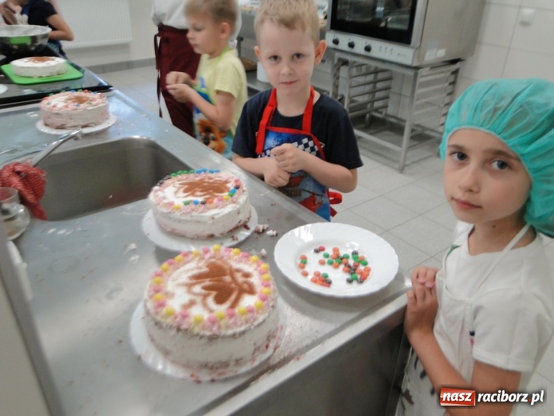 Zdjęcie w galerii na portalu naszraciborz.pl: Uczniowie SP 4 stali się cukiernikami wiadomości z regionu