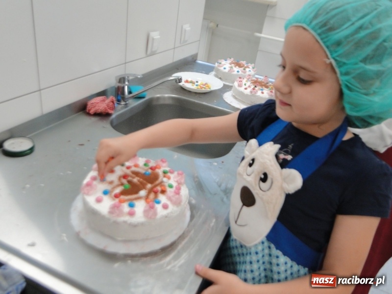 Zdjęcie w galerii na portalu naszraciborz.pl: Uczniowie SP 4 stali się cukiernikami wiadomości z regionu