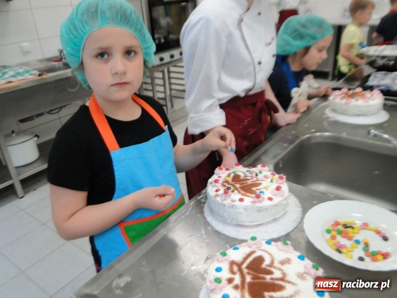 Zdjęcie w galerii na portalu naszraciborz.pl: Uczniowie SP 4 stali się cukiernikami wiadomości z regionu