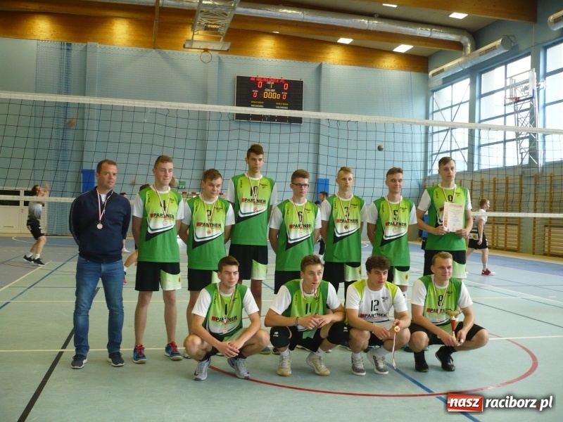 Zdjęcie w galerii na portalu naszraciborz.pl: Siatkarze Mechanika na podium Licealiady wojewódzkiej wiadomości z regionu
