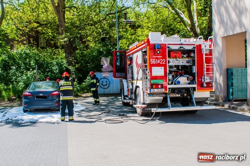 Zdjęcie w galerii na portalu naszraciborz.pl: Mondeo całe w pianie na Staszica  wiadomości z regionu