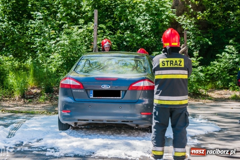Zdjęcie w galerii na portalu naszraciborz.pl: Mondeo całe w pianie na Staszica  wiadomości z regionu