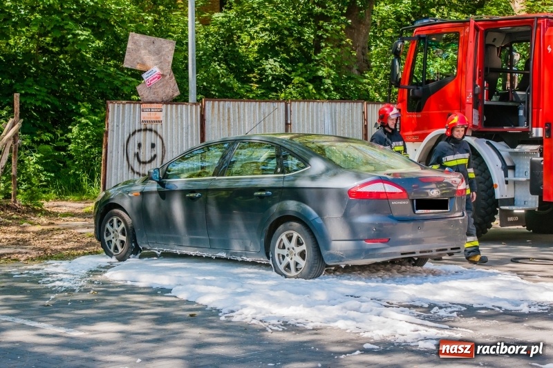 Zdjęcie w galerii na portalu naszraciborz.pl: Mondeo całe w pianie na Staszica  wiadomości z regionu