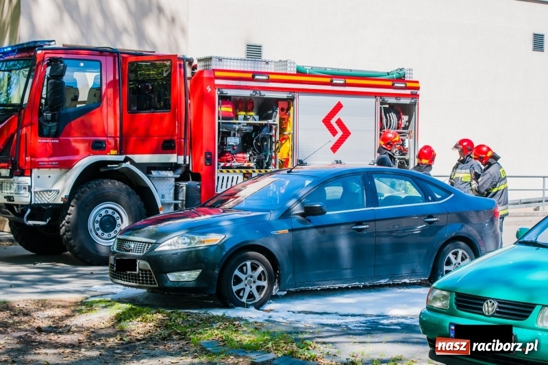 Zdjęcie w galerii na portalu naszraciborz.pl: Mondeo całe w pianie na Staszica  wiadomości z regionu