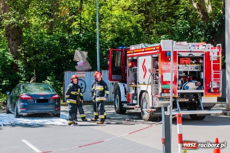 Zdjęcie w galerii na portalu naszraciborz.pl: Mondeo całe w pianie na Staszica  wiadomości z regionu