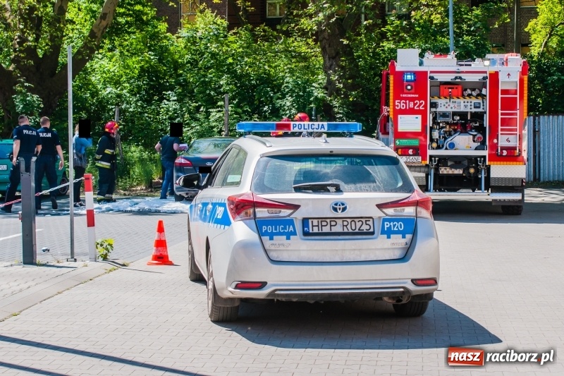 Zdjęcie w galerii na portalu naszraciborz.pl: Mondeo całe w pianie na Staszica  wiadomości z regionu