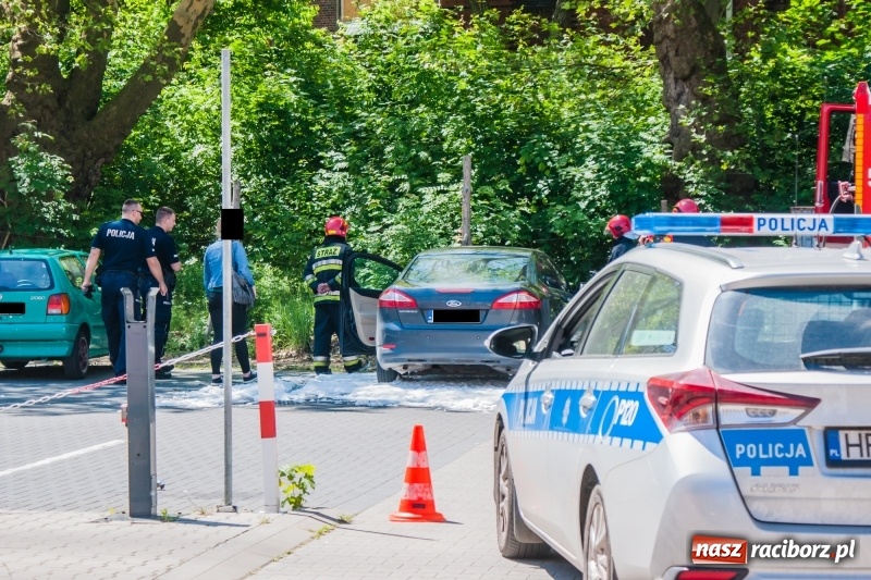 Zdjęcie w galerii na portalu naszraciborz.pl: Mondeo całe w pianie na Staszica  wiadomości z regionu