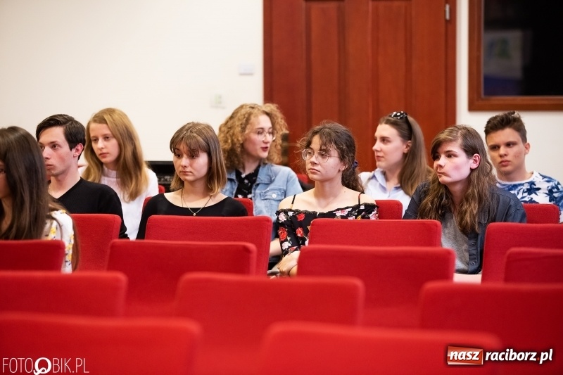 Zdjęcie w galerii na portalu naszraciborz.pl: Finisaż wystawy uczniów Liceum Plastycznego na Zamku Piastowskim wiadomości z regionu