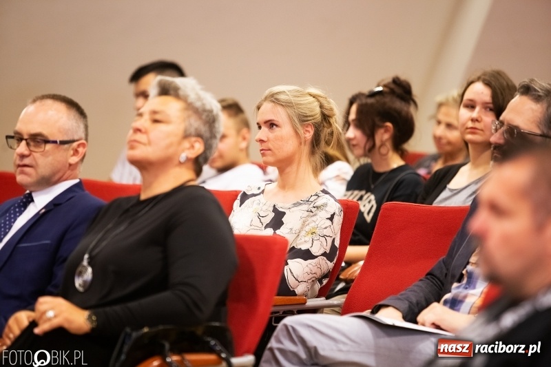 Zdjęcie w galerii na portalu naszraciborz.pl: Finisaż wystawy uczniów Liceum Plastycznego na Zamku Piastowskim wiadomości z regionu